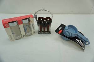 lot 421 image: Anchor Hocking salt & pepper shakers