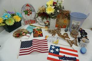lot 425 image: Large Home Decor Lot