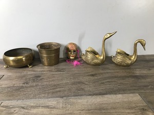 lot 59 image: Lot of Brass Items - Bowl with Lions Feet - Swans - Small Bucket - Mask