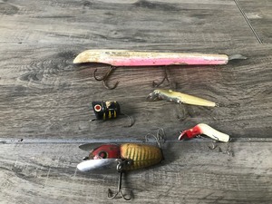 lot 61 image: Lot of 5 Vintage Fishing Lures