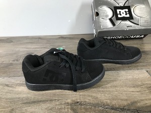 lot 69 image: DC Shoes - Says 1.0 on the shoe and 11.0 on the box - boy  girl shoe