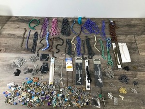 lot 80 image: Lot of Jewelry Making Material