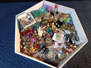 lot 151 image: Flat of jewelry and 3 mini perfume bottles