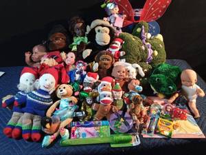 lot 154 image: Tote of stuffed animals, dolls and more