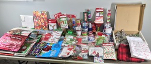 lot 99 image: Lot of Christmas Items