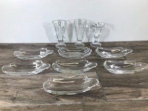 lot 122 image: Vintage Sunday Glasses & Banana Split Dishes