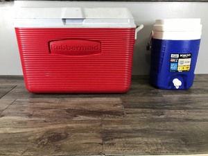 lot 138 image: Igloo 2 Gallon Water Jug & a Rubbermaid Cooler