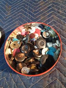 lot 227 image: Tin and a box of vintage to new buttons