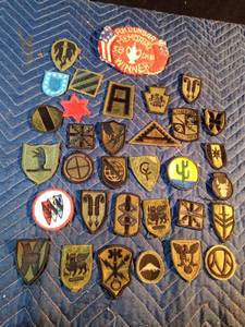 lot 212 image: Military patches