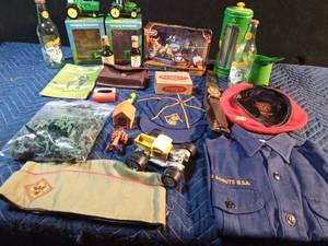 lot 204 image: Lot of collectibles