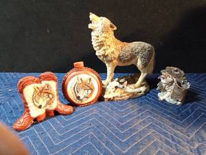 lot 199 image: Wolf figurines and more