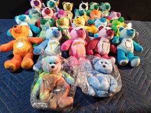 lot 200 image: State quarter Beanie Babies with slot for quarter on belly and 2 Beanie Babies with errors