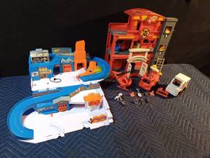 lot 191 image: Hot Wheels car wash & service station and a fire station with accessories and working sound and lights