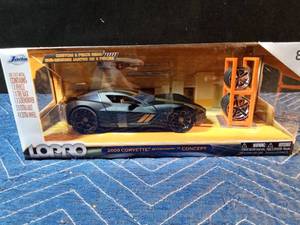 lot 190 image: 2012 Diecast 2009 Corvette Stingray with tire rack, 4 extra wheels, 2 extra axles, and screwdriver