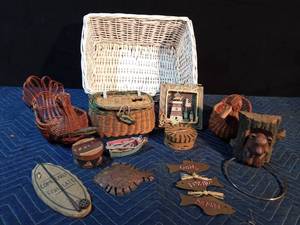 lot 258 image: Basket of ducks & fish baskets, metal and resin fish decor and a bear towel ring