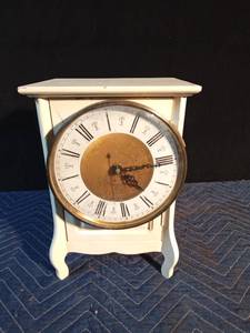 lot 260 image: Clock jewelry box