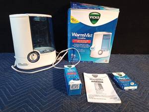lot 262 image: Vicks warm mist humidifier