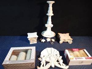 lot 272 image: Candle holders with flameless candle sets and plaque