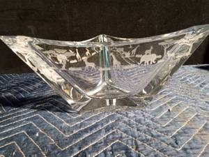 lot 280 image: Mikasa crystal etched glass safari triangle bowl with etched safari animals and trees on all 3 sides