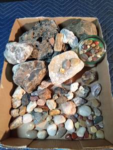 lot 297 image: Polished and unpolished rocks, agate, petrified wood