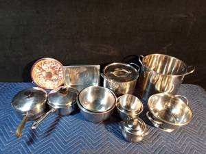 lot 300 image: Metal pots, lids, bowls, and Jello mold