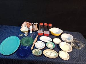 lot 303 image: Colored Pyrex and other collectible dishes