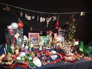 lot 308 image: Large tote of Christmas items