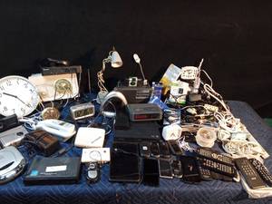 lot 309 image: Box of electronics and more (see details)