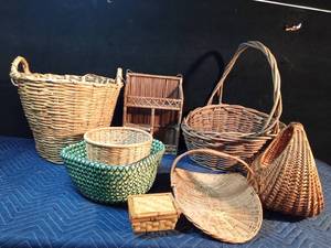 lot 311 image: Lot of baskets and 1 shelf