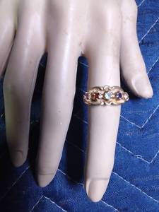 lot 322 image: 14K ring with 5 stones