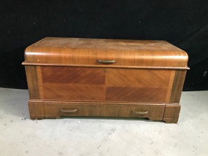 lot 7 image: Vintage Genuine ROOS Sweat Heart Cedar Chest with Drawer on the Bottom