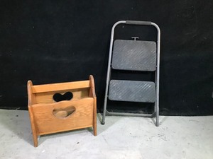 lot 8 image: Cosco 2 Step Collapsable Ladder and Magazine Rack