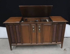 lot 3 image: VINTAGE RECORD CABINET