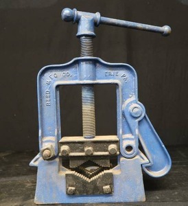 lot 46 image: PIPE VISE