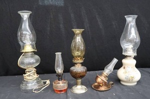 lot 117 image: 4 GLASS LANTERNS, AND 1 GLASS LAMP