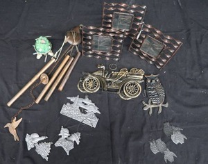 lot 124 image: VINTAGE WIND CHIMES - METAL & GLASS PICTURE FRAMES
