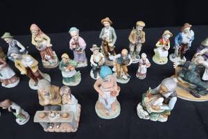 lot 131 image: ASSORTMENT OF  FIGURINES