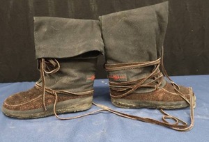 lot A28 image: STEGER MUKLUKS SIZE 10