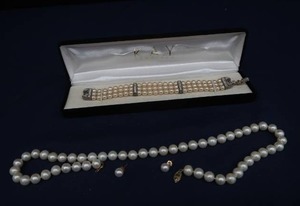 lot A31 image: PEARL JEWELRY SET