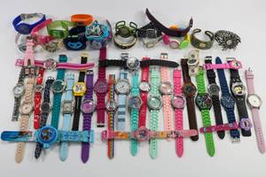 lot 11 image: Large Lot of Quartz Kids Watches Untested