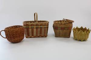 lot 32 image: Vintage Winnebago Native American Woven Baskets Lot of 4