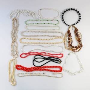 lot 28 image: Costume Jewelry Lot of Necklaces