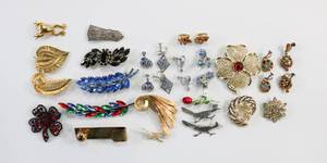 lot 87 image: Costume Jewelry Lot of Earrings and Pendants