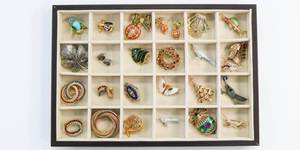 lot 85 image: Costume Jewelry Lot of Earrings and Pendants