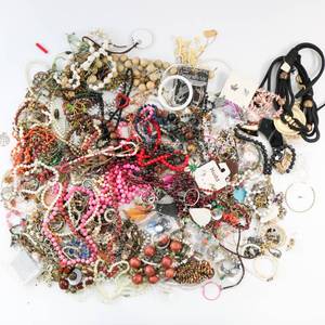 lot 91 image: Large Lot of Costume Jewelry