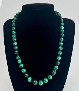 lot 172 image: Malachite Bead Necklace Vintage 19.5 Long