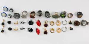 lot 146 image: Costume Jewelry Earring & Ring Lot