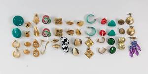 lot 145 image: Costume Jewelry Earring Lot