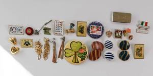 lot 143 image: Costume Jewelry Pin & Pendant Lot
