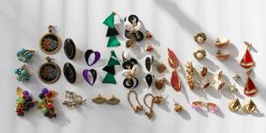 lot 142 image: Costume Jewelry Earring Lot